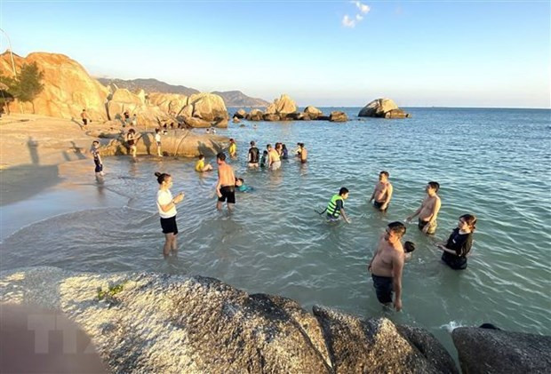 Du lịch biển ở Ninh Thuận thu hút đông du khách. Ảnh: Công Thử/TTXVN)