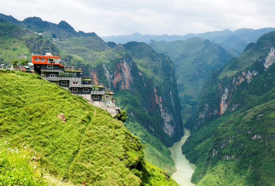 Hình ảnh công trình Panorama tại đèo Mã Pì Lèng được xây dựng trái phép ngay trong công viên địa chất toàn cầu Cao nguyên đá Đồng Văn (di sản được UNESCO ghi danh) qua ống kính nhà báo Lưu Quang Phổ (Báo Thanh Niên) Hình ảnh công trình Panorama tại đèo Mã Pì Lèng được xây dựng trái phép ngay trong công viên địa chất toàn cầu Cao nguyên đá Đồng Văn (di sản được UNESCO ghi danh) qua ống kính nhà báo Lưu Quang Phổ (Báo Thanh Niên)