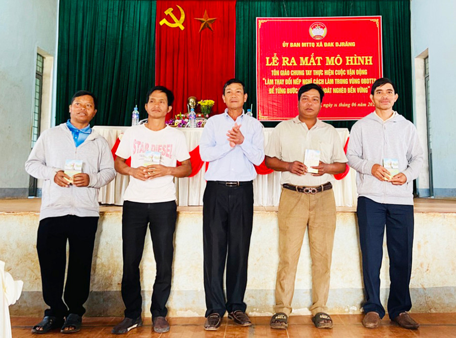 Đại diện 4 làng của xã Đak Djrăng được trao sổ tay tuyên truyền thực hiện cuộc vận động làm thay đổi nếp nghĩ, cách làm trong đồng bào dân tộc thiểu số. Ảnh: Ngọc Anh Trao sổ tay tuyên truyền thực hiện cuộc vận động làm thay đổi nếp nghĩ, cách làm trong đồng bào dân tộc thiểu cho đại diện 4 làng: Ảnh: Ngọc Anh