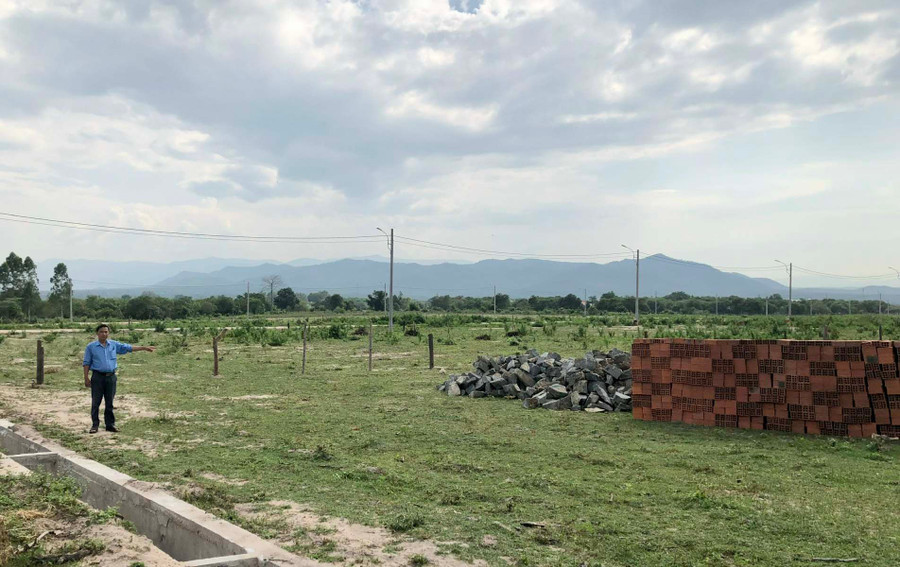 Người dân buôn H’Lang (xã Chư Rcăm) bắt đầu đổ vật liệu để xây nhà ở khu tái định cư. Ảnh: Lê Nam