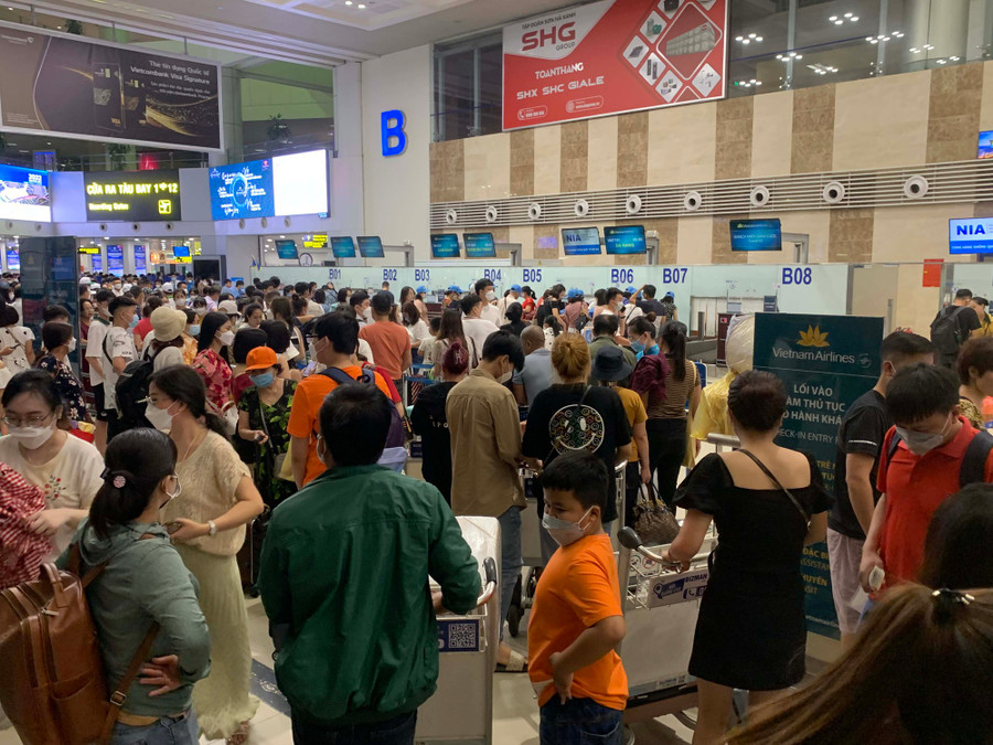Mùa cao điểm du lịch hè, sân bay nội bài đông nghịt vào lúc 5h sáng. Ảnh: Trần Thanh Tùng