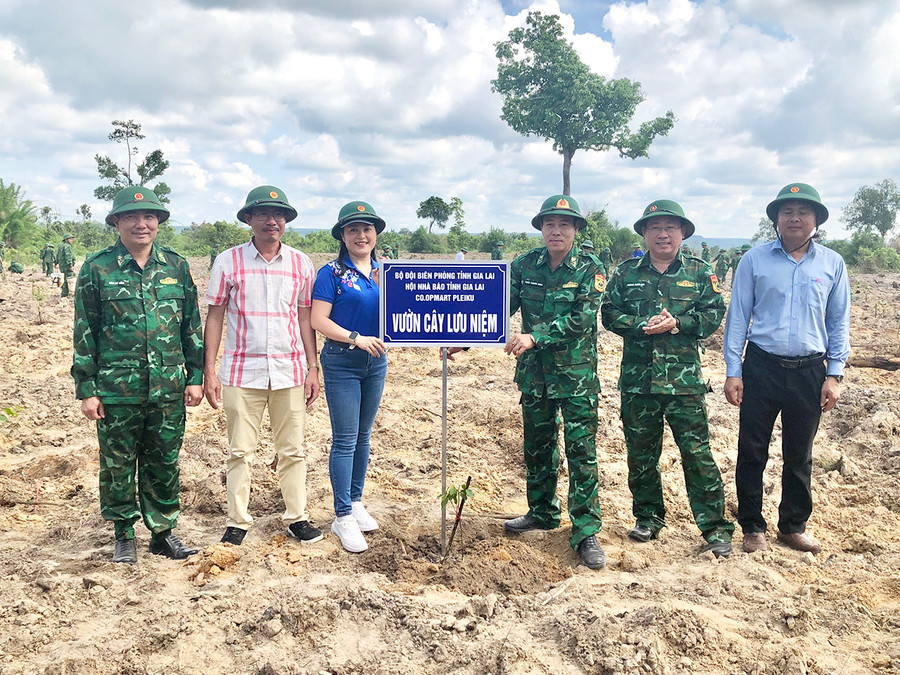 Lãnh đạo các đơn vị trồng cây tại Thao trường Huấn huyện, Tiểu đoàn Huấn luyện-Cơ động, Bộ đội Biên phòng tỉnh. Ảnh: Lê Nam
