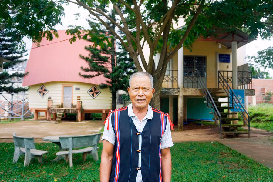 Già làng Ia Nueng-Hmrik. Ảnh: Hùng Hoa Lư Già làng Ia Nueng-Hmrik. Ảnh: Hùng Hoa Lư