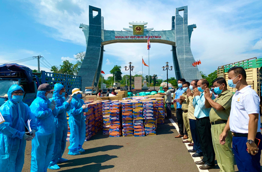 Chính quyền tỉnh Gia Lai hỗ trợ phương tiện phòng hộ phòng-chống dịch và nhu yếu phẩm cho 3 tỉnh Đông Bắc Campuchia. Ảnh: Hà Duy