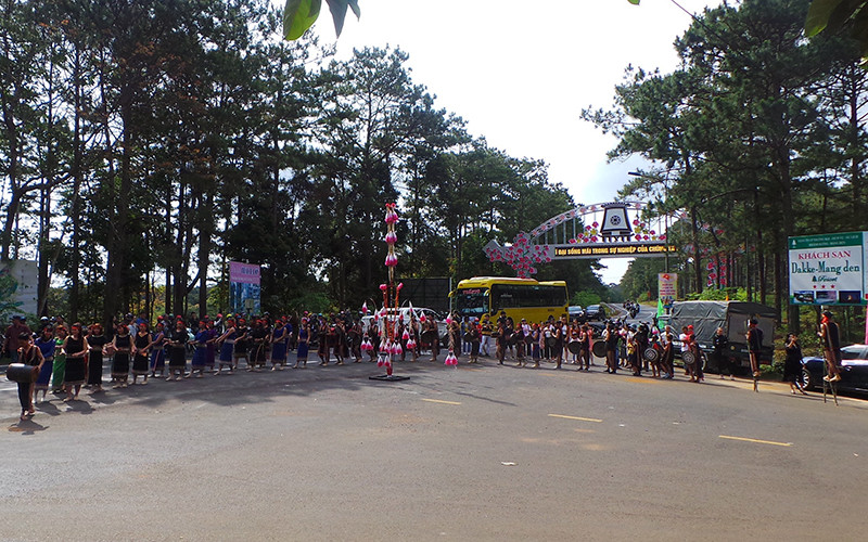 Lễ hội đường phố đón Tết Nguyên đán hằng năm tại thị trấn Măng Đen (huyện Kon Plông, tỉnh Kon Tum). 