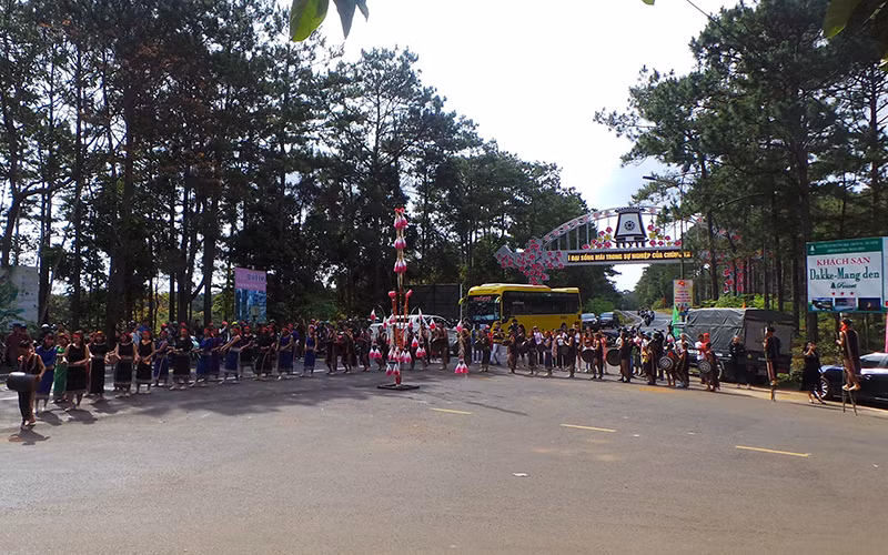 Lễ hội đường phố đón Tết Nguyên đán hằng năm tại thị trấn Măng Đen (huyện Kon Plông, tỉnh Kon Tum). 