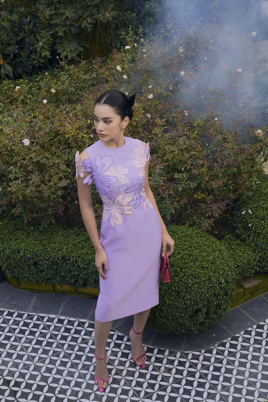 Vẫn là thế mạnh về thủ công kết đính, ekip Đỗ Long sử dụng thêm phương pháp xử lý ren xuyên thấu, đắp lụa thành những cánh hoa, tạo vẻ đẹp mong manh nhưng vô cùng tinh tế và sang trọng. Vẫn là thế mạnh về thủ công kết đính, ekip Đỗ Long sử dụng thêm phương pháp xử lý ren xuyên thấu, đắp lụa thành những cánh hoa, tạo vẻ đẹp mong manh nhưng vô cùng tinh tế và sang trọng.