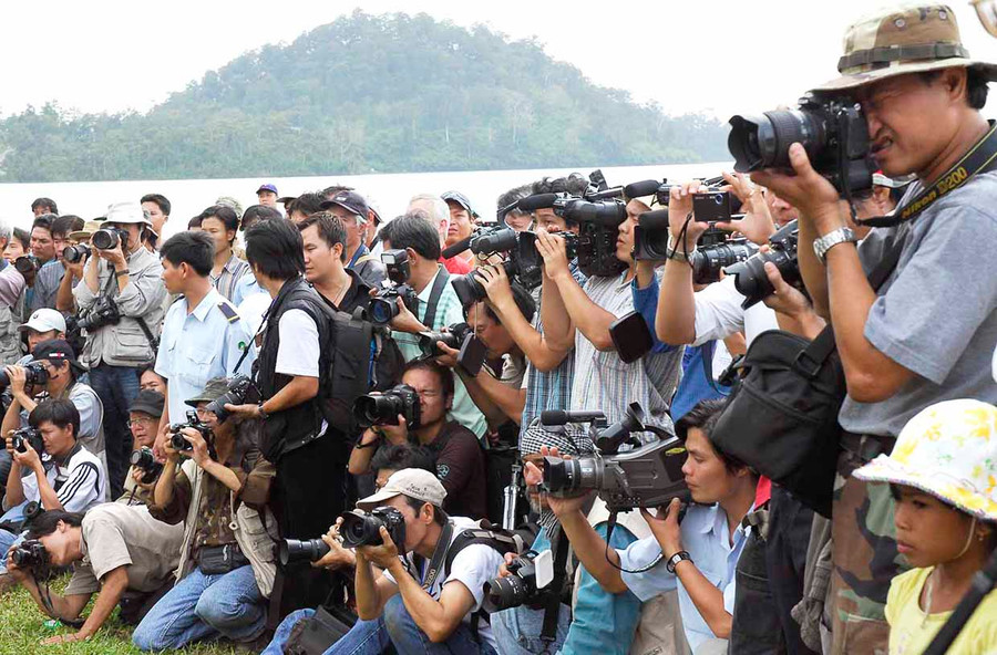 Phóng viên tác nghiệp. Ảnh: Đức Thụy