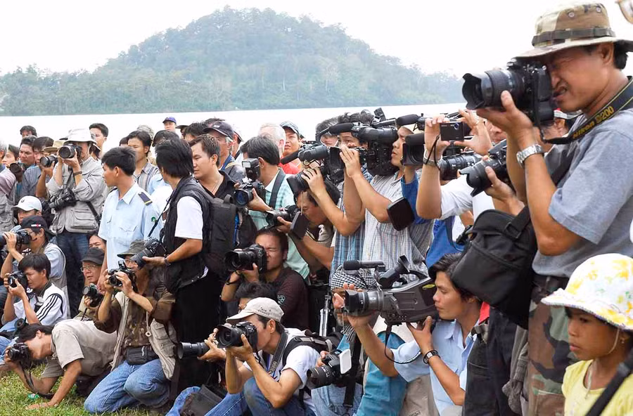 Phóng viên tác nghiệp. Ảnh: Đức Thụy