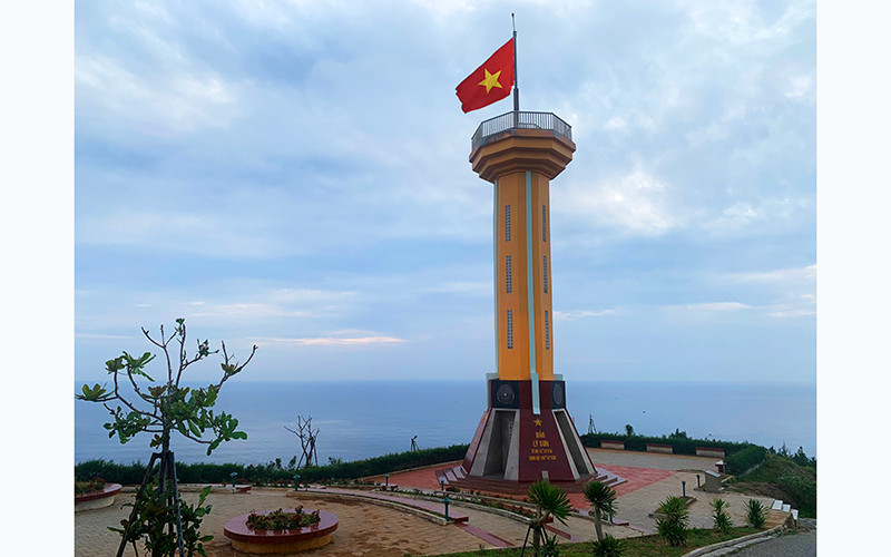 Cột cờ Tổ quốc trên đỉnh núi Thới Lới, khẳng định cột mốc chủ quyền Việt Nam. 