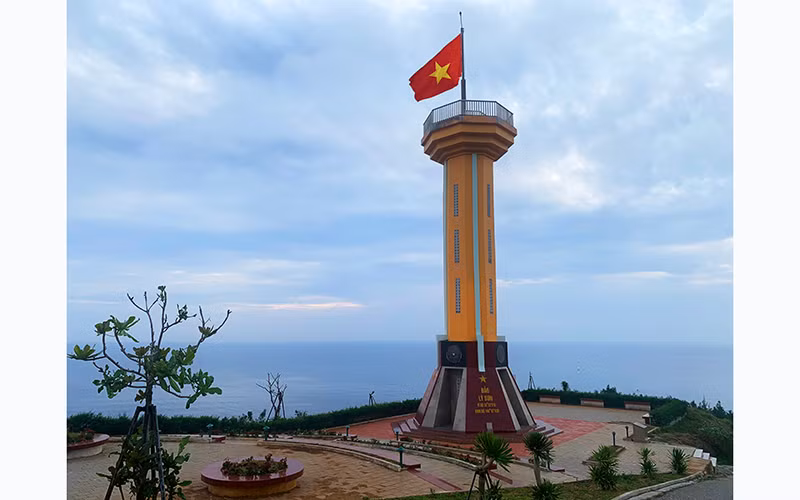 Cột cờ Tổ quốc trên đỉnh núi Thới Lới, khẳng định cột mốc chủ quyền Việt Nam. 