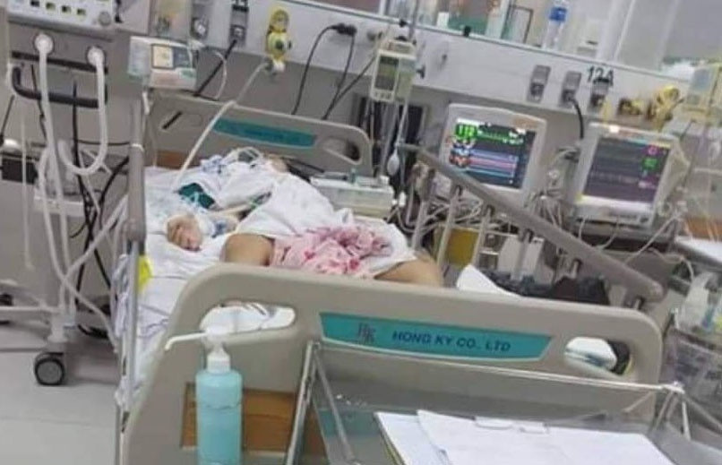 Cháu N. hôn mê lúc đang điều trị tại bệnh viện Nhi Đồng 2. Ảnh: Người nhà cung cấp Cháu N. hôn mê lúc đang điều trị tại bệnh viện Nhi Đồng 2. Ảnh: Người nhà cung cấp