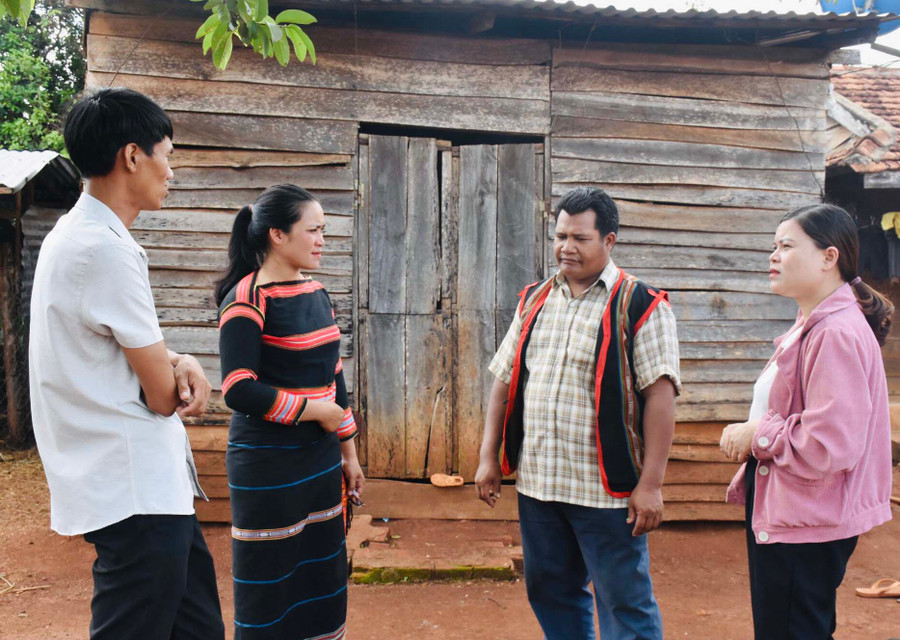 Đội ngũ hòa giải viên ở huyện Chư Sê luôn gần gũi, thấu hiểu người dân để giữ bình yên cho thôn làng. Ảnh: Trần Dung