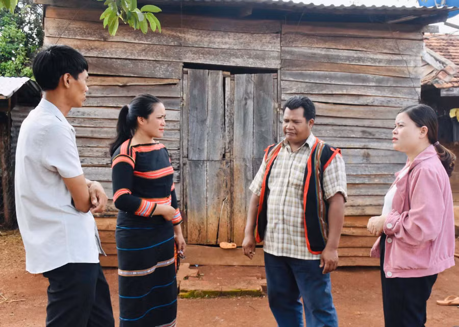 Đội ngũ hòa giải viên ở huyện Chư Sê luôn gần gũi, thấu hiểu người dân để giữ bình yên cho thôn làng. Ảnh: Trần Dung