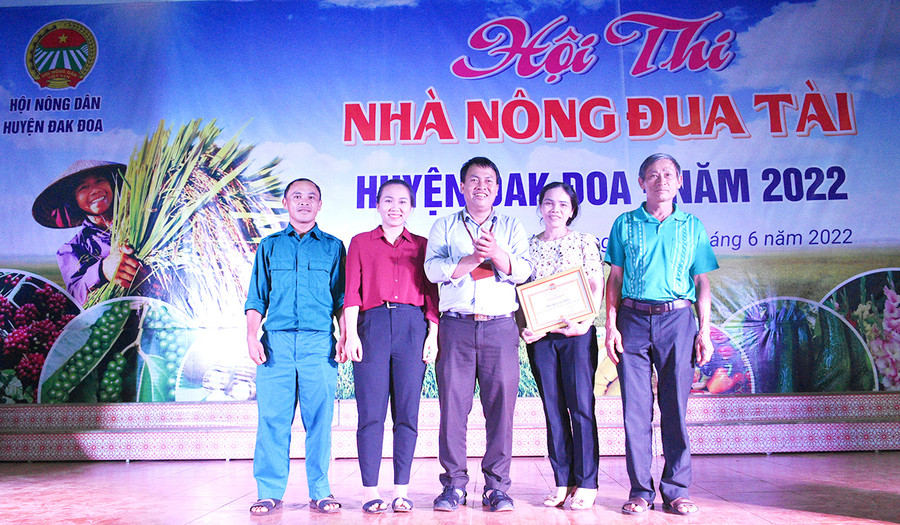  Ban tổ chức đã trao giải nhất Hội thị cho Hội Nông dân xã Tân Bình. Ảnh: Đinh Yến