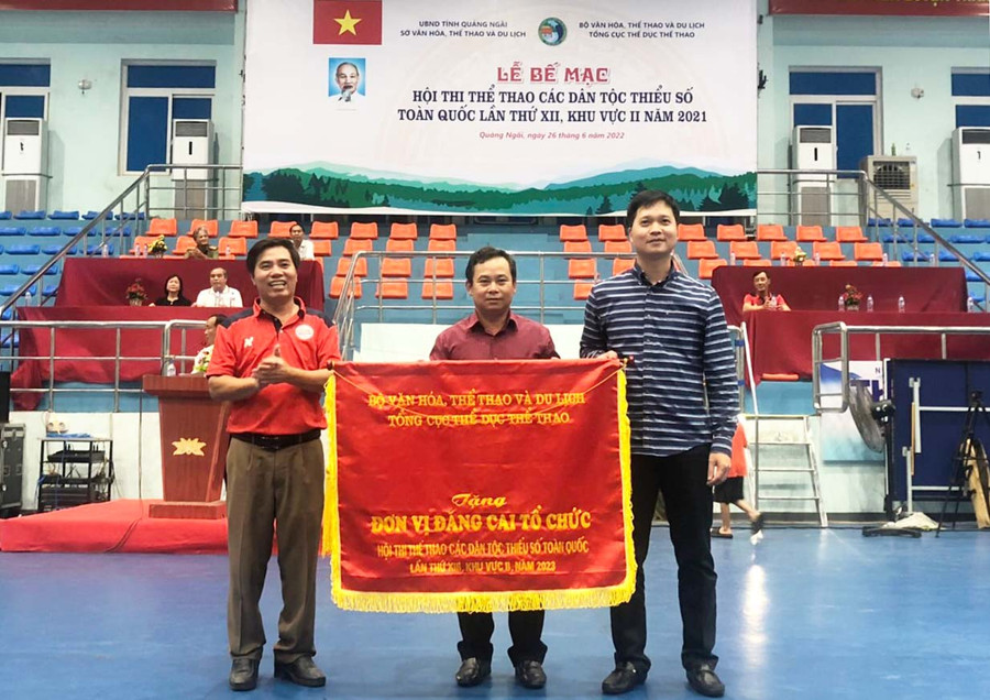 Phó Giám đốc Sở Văn hóa-Thể thao và Du lịch Nguyễn Văn Ý (ở giữa) nhận cờ đăng cai Hội thi lần thứ XIII-2023. Ảnh: Lê Văn Ngọc Phó Giám đốc Sở Văn hóa-Thể thao và Du lịch Nguyễn Văn Ý (ở giữa) nhận cờ đăng cai Hội thi lần thứ XIII-2023. Ảnh: Lê Văn Ngọc