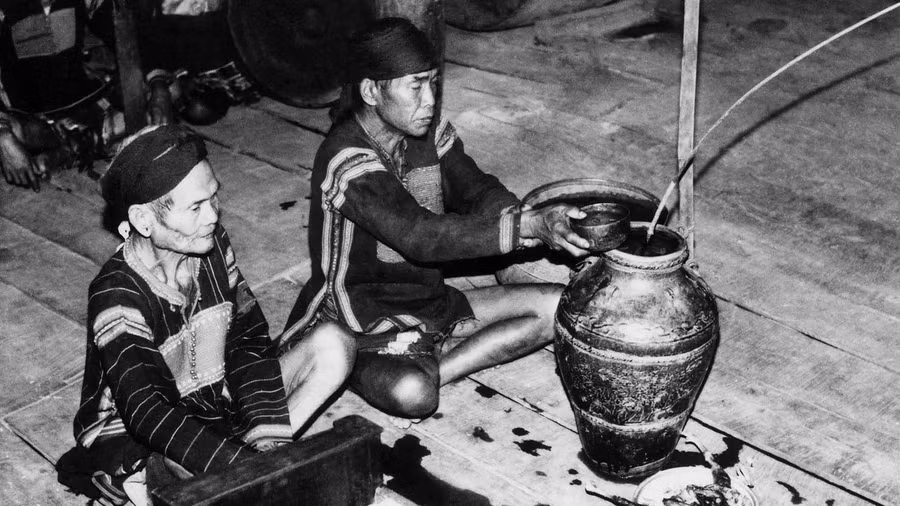 Vua Lửa Siu Luynh (bên phải) làm lễ mừng thọ cho già làng Siu Banh. Ảnh: Trần Phong