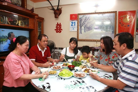 Bữa cơm gia đình luôn là sợi dây kết nối tình cảm của các thành viên. Ảnh: PHƯƠNG NGHI