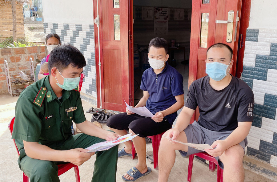 Thượng úy Nguyễn Hữu Lực đến từng hộ gia đình vận động, tuyên truyền người dân tham gia phòng, chống dịch Covid-19. Ảnh: D.Đ.N Thượng úy Nguyễn Hữu Lực đến từng hộ gia đình vận động, tuyên truyền người dân tham gia phòng, chống dịch Covid-19. Ảnh: D.Đ.N