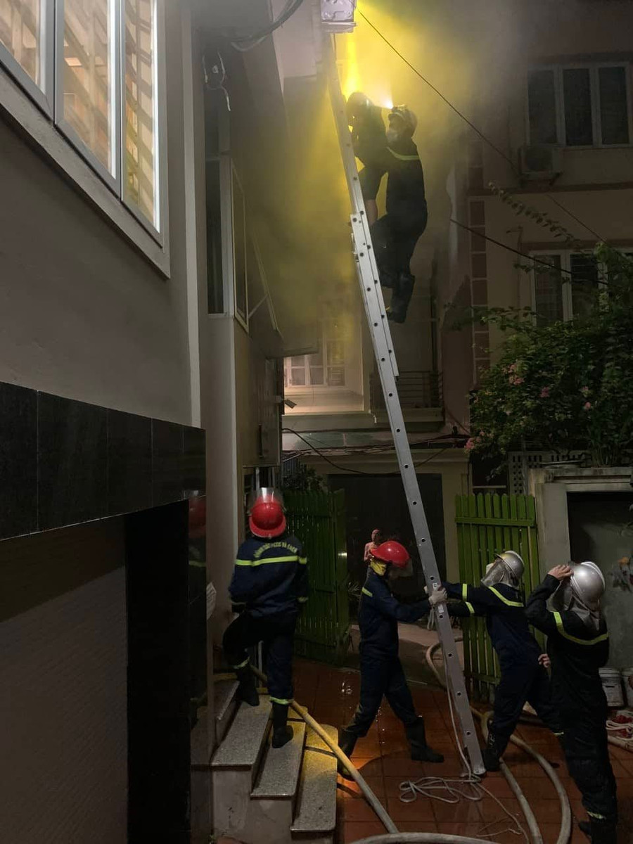 Lực lượng chức năng triển khai cứu người mắc kẹt trong đám cháy. Ảnh: CACC