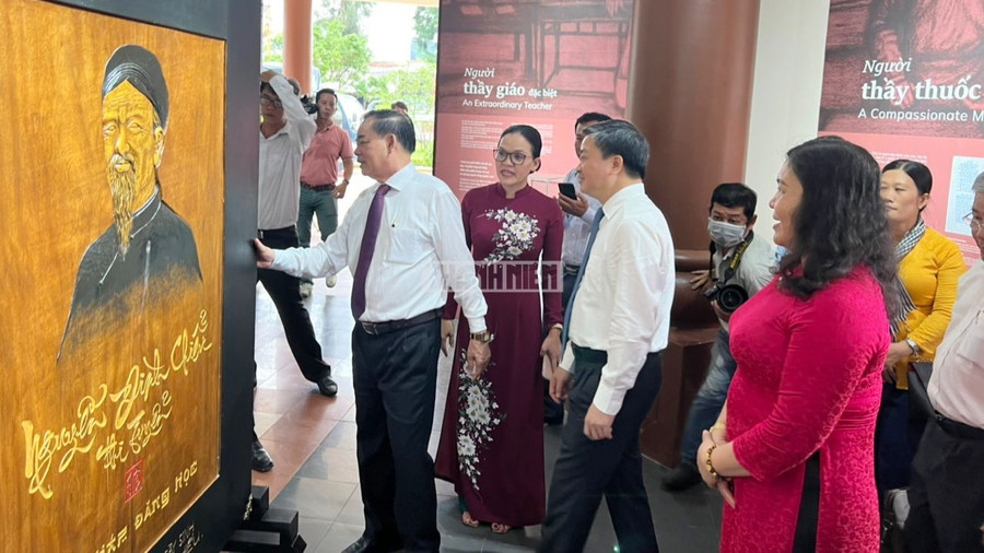 Lãnh đạo tỉnh Bến Tre tham quan tại buổi triển lãm. Ảnh nguồn Báo Thanh Niên