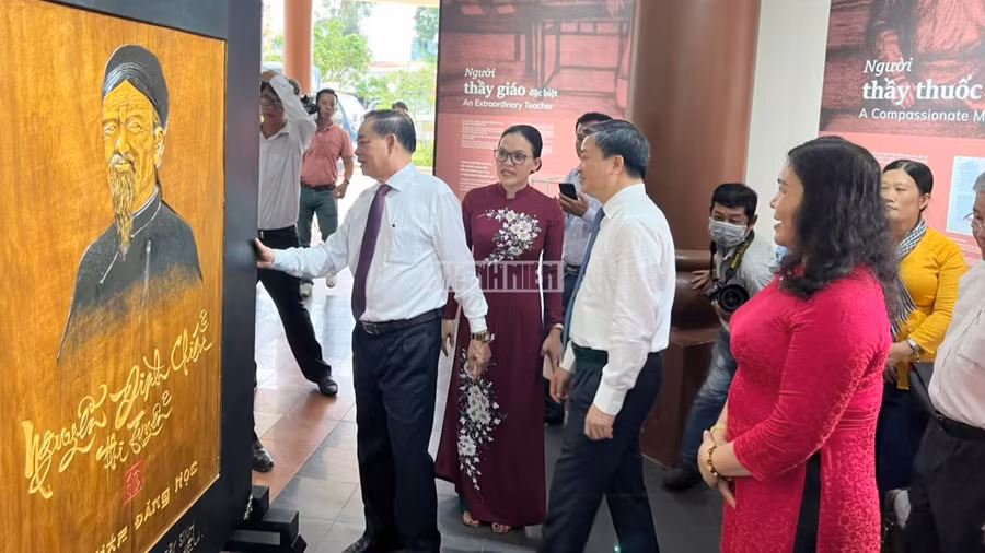 Lãnh đạo tỉnh Bến Tre tham quan tại buổi triển lãm. Ảnh nguồn Báo Thanh Niên