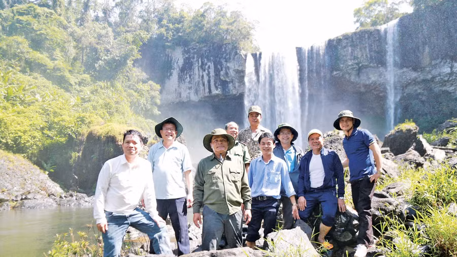 Đoàn công tác của tỉnh khảo sát tại thác 50, huyện Kbang. Ảnh: Quang Tấn