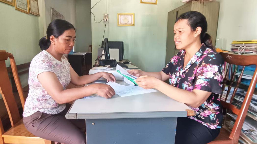 Bà Ther-Chủ tịch Hội LHPN xã Glar (bìa phải) trao đổi với hội viên về tác hại của "tín dụng đen". Ảnh: R'Ô HOK Đak Đoa: “Phụ nữ nói không với tín dụng đen” (GLO)- Hội Liên hiệp phụ nữ (LHPN) huyện Đak Đoa đẩy mạnh tuyên truyền để nâng cao hiểu biết pháp luật cho hội viên phụ nữ; xây dựng các mô hình hỗ trợ vốn cũng như tạo điều kiện thuận lợi cho chị em tiếp cận với các nguồn vốn tín dụng của Nhà nước để phát triển kinh tế. Những hoạt động này giúp hội viên phụ nữ tránh rơi vào bẫy “tín dụng đen”. Thời gian qua, ngoài việc vận động hội viên phụ nữ thay đổi nếp nghĩ, cách làm, tích cực lao động sản xuất, tiết kiệm chi tiêu, Hội LHPN huyện Đak Đoa đã tích cực tư vấn, hỗ trợ chị em phụ nữ tiếp cận các nguồn vốn tín dụng ưu đãi của Nhà nước. Mặt khác, các cấp Hội xây dựng các mô hình như: góp vốn xoay vòng, “Tiết kiệm từ 5 triệu đến 10 triệu đồng”, Quỹ tiết kiệm 5.000 đồng/hội viên/tháng... Đến nay, nguồn quỹ của các mô hình lên đến hơn 3,6 tỷ đồng để hỗ trợ hội viên phụ nữ. Bà Ther-Chủ tịch Hội LHPN xã Glar-cho biết: Toàn xã có 1.950 hội viên sinh hoạt tại 9 chi hội thôn, làng. Nhiều năm qua, Hội LHPN xã đẩy mạnh tuyên truyền nhằm giúp hội viên hiểu rõ về hệ lụy của “tín dụng đen”. “Bên cạnh đó, Hội LHPN xã phối hợp với Phòng Giao dịch Ngân hàng Chính sách Xã hội huyện tạo điều kiện cho chị em phụ nữ vay vốn phát triển sản xuất, ổn định cuộc sống. Gần đây, Hội còn thành lập Câu lạc bộ “Phụ nữ nói không với tín dụng đen” với 50 thành viên. Mục đích là nâng cao nhận thức cho hội viên phụ nữ về quản lý tài chính, chi tiêu trong gia đình và giúp chị em nhận diện các hình thức, thủ đoạn hoạt động phi pháp của “tín dụng đen”-bà Ther cho hay. Tương tự, Hội LHPN xã A Dơk đã triển khai nhiều giải pháp hiệu quả, thiết thực giúp hội viên phụ nữ phát triển kinh tế, nâng cao thu nhập, góp phần hạn chế tình trạng vay “tín dụng đen”. Bà Nguyễn Thị Định-Chủ tịch Hội LHPN xã-chia sẻ: Ngoài công tác tuyên truyền, vận động, Hội chú trọng giải ngân các nguồn vốn vay tại Phòng Giao dịch Ngân hàng Chính sách Xã hội huyện kết hợp với xây dựng các mô hình góp vốn xoay vòng, tiết kiệm 5.000 đồng/hội viên/tháng, quỹ chi, tổ hội tại các thôn làng. Nhờ đó, nhiều hội viên phụ nữ đã có điều kiện phát triển sản xuất. “Từ nguồn vốn vay tại Phòng Giao dịch Ngân hàng Chính sách Xã hội huyện và các nguồn quỹ tiết kiệm của Hội, hàng năm, xã có từ 15 đến 20 hội viên phụ nữ thoát nghèo. Riêng mô hình góp vốn xoay vòng và Quỹ tiết kiệm 5.000 đồng/hội viên/tháng đến nay, Hội đã tiết kiệm được hơn 568 triệu đồng giúp chị em phụ nữ tránh vay “nóng” bên ngoài”-bà Định thông tin. Chị Khei (làng Biă Tih, xã A Dơk) bộc bạch: “Từ khi có nguồn vốn tiết kiệm của Hội và nguồn vốn vay từ Phòng Giao dịch Ngân hàng Chính sách Xã hội huyện, chị em trong làng đã chủ động được vốn để đầu tư trồng trọt, chăn nuôi, không rơi vào cạm bẫy của hoạt động “tín dụng đen”. Trao đổi với P.V, bà Nay Danh Nam-Chủ tịch Hội LHPN huyện Đak Đoa-cho biết: Đến nay, Hội LHPN huyện đã thành lập 5 câu lạc bộ “Phụ nữ nói không với tín dụng đen” với 150 thành viên tại các xã: Nam Yang, Glar, Đak Sơ Mei, Hneng và thị trấn Đak Đoa. Trong năm 2021, Hội cũng đã phối hợp Hội LHPN tỉnh tổ chức 10 buổi truyền thông pháp luật liên quan tới “tín dụng đen” với 570 lượt người tham gia. “Thời gian tới, Hội tiếp tục tăng cường hoạt động phổ biến, giáo dục pháp luật cho cán bộ, hội viên phụ nữ; vận động chị em tham gia phòng ngừa hoạt động “tín dụng đen”; phối hợp với cấp ủy, chính quyền địa phương và các tổ chức tín dụng của Nhà nước tuyên truyền, phổ biến chính sách tín dụng phục vụ phát triển sản xuất. Đồng thời, Hội duy trì và nhân rộng hiệu quả các mô hình, câu lạc bộ… để góp phần phát triển kinh tế-xã hội, đảm bảo an ninh trật tự, an toàn xã hội tại địa phương”-bà Nam cho biết thêm. R’Ô HOK Bà Ther-Chủ tịch Hội liên hiệp Phụ nữ xã Glar (bìa phải) tuyên truyền cho hội viên các tác hại của tín dụng đen. Ảnh: R'Ô HOK