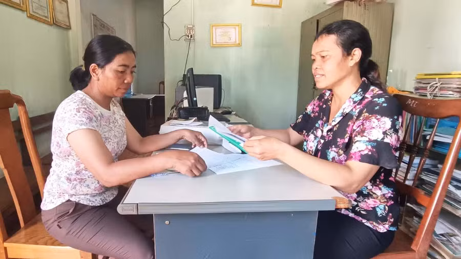 Đak Đoa: “Phụ nữ nói không với tín dụng đen” (GLO)- Hội Liên hiệp phụ nữ (LHPN) huyện Đak Đoa đẩy mạnh tuyên truyền để nâng cao hiểu biết pháp luật cho hội viên phụ nữ; xây dựng các mô hình hỗ trợ vốn cũng như tạo điều kiện thuận lợi cho chị em tiếp cận với các nguồn vốn tín dụng của Nhà nước để phát triển kinh tế. Những hoạt động này giúp hội viên phụ nữ tránh rơi vào bẫy “tín dụng đen”. Thời gian qua, ngoài việc vận động hội viên phụ nữ thay đổi nếp nghĩ, cách làm, tích cực lao động sản xuất, tiết kiệm chi tiêu, Hội LHPN huyện Đak Đoa đã tích cực tư vấn, hỗ trợ chị em phụ nữ tiếp cận các nguồn vốn tín dụng ưu đãi của Nhà nước. Mặt khác, các cấp Hội xây dựng các mô hình như: góp vốn xoay vòng, “Tiết kiệm từ 5 triệu đến 10 triệu đồng”, Quỹ tiết kiệm 5.000 đồng/hội viên/tháng... Đến nay, nguồn quỹ của các mô hình lên đến hơn 3,6 tỷ đồng để hỗ trợ hội viên phụ nữ. Bà Ther-Chủ tịch Hội LHPN xã Glar-cho biết: Toàn xã có 1.950 hội viên sinh hoạt tại 9 chi hội thôn, làng. Nhiều năm qua, Hội LHPN xã đẩy mạnh tuyên truyền nhằm giúp hội viên hiểu rõ về hệ lụy của “tín dụng đen”. “Bên cạnh đó, Hội LHPN xã phối hợp với Phòng Giao dịch Ngân hàng Chính sách Xã hội huyện tạo điều kiện cho chị em phụ nữ vay vốn phát triển sản xuất, ổn định cuộc sống. Gần đây, Hội còn thành lập Câu lạc bộ “Phụ nữ nói không với tín dụng đen” với 50 thành viên. Mục đích là nâng cao nhận thức cho hội viên phụ nữ về quản lý tài chính, chi tiêu trong gia đình và giúp chị em nhận diện các hình thức, thủ đoạn hoạt động phi pháp của “tín dụng đen”-bà Ther cho hay. Tương tự, Hội LHPN xã A Dơk đã triển khai nhiều giải pháp hiệu quả, thiết thực giúp hội viên phụ nữ phát triển kinh tế, nâng cao thu nhập, góp phần hạn chế tình trạng vay “tín dụng đen”. Bà Nguyễn Thị Định-Chủ tịch Hội LHPN xã-chia sẻ: Ngoài công tác tuyên truyền, vận động, Hội chú trọng giải ngân các nguồn vốn vay tại Phòng Giao dịch Ngân hàng Chính sách Xã hội huyện kết hợp với xây dựng các mô hình góp vốn xoay vòng, tiết kiệm 5.000 đồng/hội viên/tháng, quỹ chi, tổ hội tại các thôn làng. Nhờ đó, nhiều hội viên phụ nữ đã có điều kiện phát triển sản xuất. “Từ nguồn vốn vay tại Phòng Giao dịch Ngân hàng Chính sách Xã hội huyện và các nguồn quỹ tiết kiệm của Hội, hàng năm, xã có từ 15 đến 20 hội viên phụ nữ thoát nghèo. Riêng mô hình góp vốn xoay vòng và Quỹ tiết kiệm 5.000 đồng/hội viên/tháng đến nay, Hội đã tiết kiệm được hơn 568 triệu đồng giúp chị em phụ nữ tránh vay “nóng” bên ngoài”-bà Định thông tin. Chị Khei (làng Biă Tih, xã A Dơk) bộc bạch: “Từ khi có nguồn vốn tiết kiệm của Hội và nguồn vốn vay từ Phòng Giao dịch Ngân hàng Chính sách Xã hội huyện, chị em trong làng đã chủ động được vốn để đầu tư trồng trọt, chăn nuôi, không rơi vào cạm bẫy của hoạt động “tín dụng đen”. Trao đổi với P.V, bà Nay Danh Nam-Chủ tịch Hội LHPN huyện Đak Đoa-cho biết: Đến nay, Hội LHPN huyện đã thành lập 5 câu lạc bộ “Phụ nữ nói không với tín dụng đen” với 150 thành viên tại các xã: Nam Yang, Glar, Đak Sơ Mei, Hneng và thị trấn Đak Đoa. Trong năm 2021, Hội cũng đã phối hợp Hội LHPN tỉnh tổ chức 10 buổi truyền thông pháp luật liên quan tới “tín dụng đen” với 570 lượt người tham gia. “Thời gian tới, Hội tiếp tục tăng cường hoạt động phổ biến, giáo dục pháp luật cho cán bộ, hội viên phụ nữ; vận động chị em tham gia phòng ngừa hoạt động “tín dụng đen”; phối hợp với cấp ủy, chính quyền địa phương và các tổ chức tín dụng của Nhà nước tuyên truyền, phổ biến chính sách tín dụng phục vụ phát triển sản xuất. Đồng thời, Hội duy trì và nhân rộng hiệu quả các mô hình, câu lạc bộ… để góp phần phát triển kinh tế-xã hội, đảm bảo an ninh trật tự, an toàn xã hội tại địa phương”-bà Nam cho biết thêm. R’Ô HOK Bà Ther-Chủ tịch Hội liên hiệp Phụ nữ xã Glar (bìa phải) tuyên truyền cho hội viên các tác hại của tín dụng đen. Ảnh: R'Ô HOK