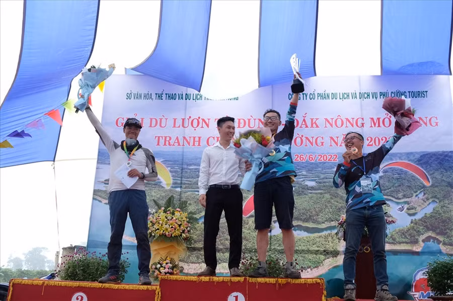 Ban tổ chức trao giải cho vận động viên nội dung dù lượn nam. Ảnh: M.H