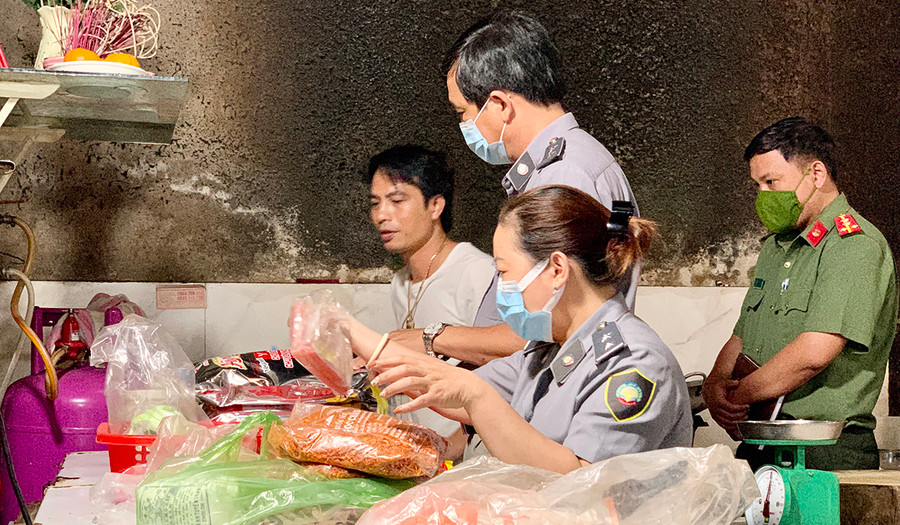  Đoàn kiểm tra tiến hành kiểm tra đột xuất Quán Bê thui Hương Sơn-122 Lê Duẩn, phường Phù Đổng, TP. Pleiku chiều 23-6-2022. Ảnh: Như Nguyện