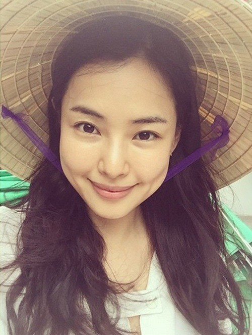 Honey Lee chụp ảnh với nón lá Việt Nam. Ảnh: Instagram
