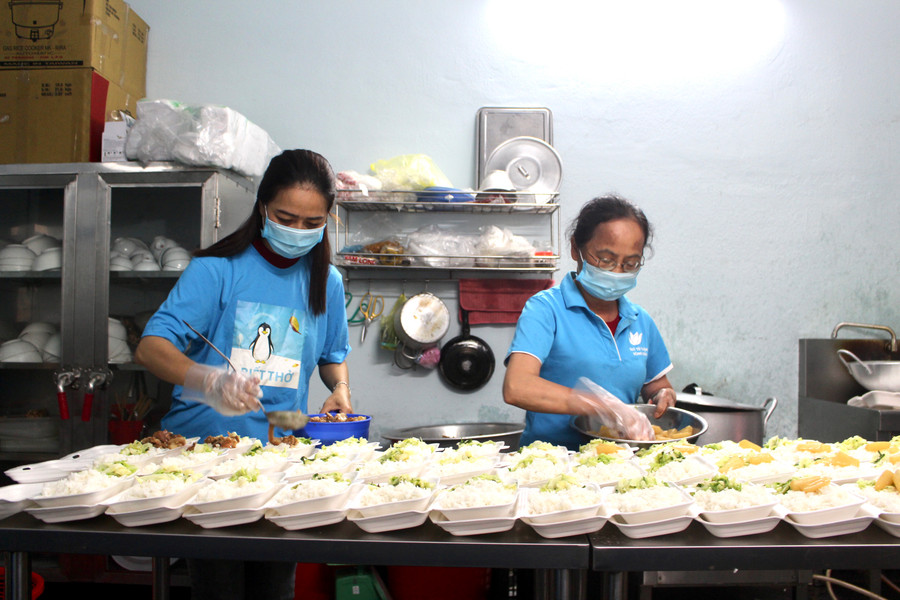 Thời điểm dịch Covid-19 diễn biến phức tạp, bà Nguyễn Thị Lan đã hỗ trợ anh Lăng Văn Bền- một người khiếm thị bán hơn 200 cây chổi. Ảnh: Thủy Bình