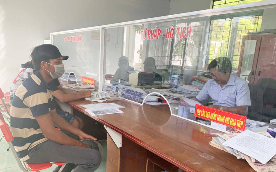 Anh Nay Ngoanh (buôn Tang) đến bộ phận một cửa UBND xã Phú Cần làm lại giấy khai sinh. Ảnh: R’Ô HOK