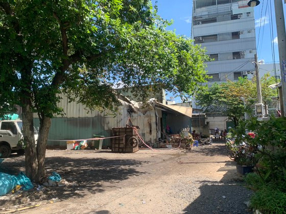 Không khí tang thương bao trùm lên căn nhà bị đổ sập hoàn toàn. Ảnh: TRUNG DŨNG Không khí tang thương bao trùm lên căn nhà bị đổ sập hoàn toàn. Ảnh: TRUNG DŨNG