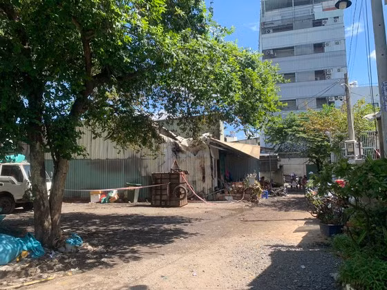 Không khí tang thương bao trùm lên căn nhà bị đổ sập hoàn toàn. Ảnh: TRUNG DŨNG Không khí tang thương bao trùm lên căn nhà bị đổ sập hoàn toàn. Ảnh: TRUNG DŨNG