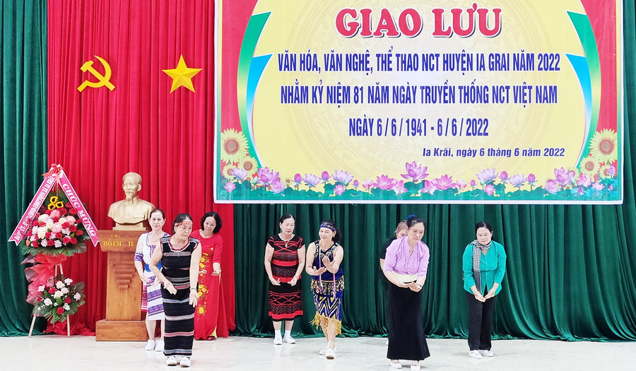 Tiết mục múa của Câu lạc bộ Người cao tuổi tổ dân phố 5, thị trấn Ia Kha biểu diễn. Ảnh: Hà Phương  Tiết mục múa ca ngợi Đảng, Bác Hồ do Câu lạc bộ tổ dân phố 5, thị trấn Ia Kha biểu diễn. Ảnh: Hà Phương
