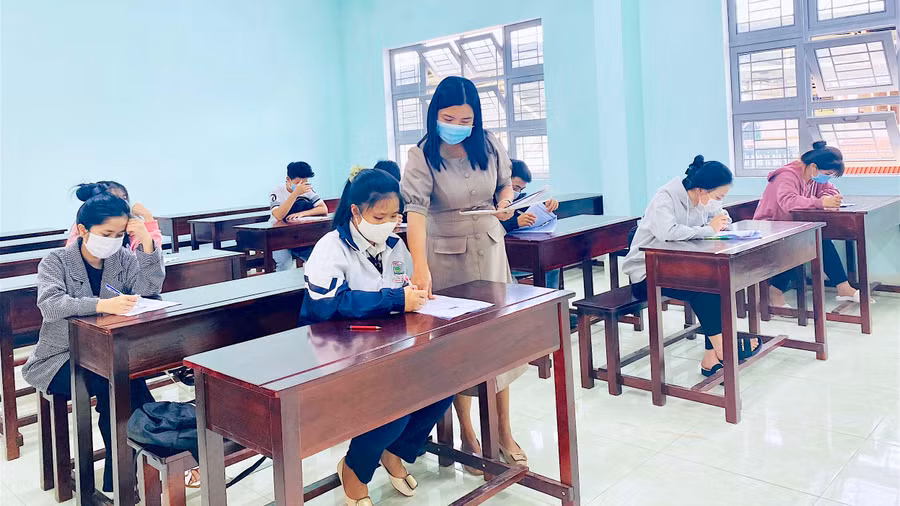 Bên cạnh chuẩn bị về đội ngũ và cơ sở vật chất, công tác ôn thi cho học sinh lớp 12 cũng được các trường tăng tốc ở giai đoạn cuối. Ảnh: Hồng Thi