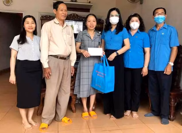 Bà Trần Lệ Nhung-Chủ tịch LĐLĐ tỉnh (thứ 3 từ phải sang) tặng quà cho lao động nữ gặp khó khăn trong cuộc sống. Ảnh: Đinh Yến