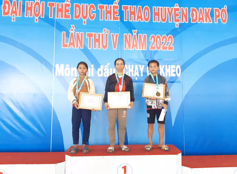 Chị Pil và các con hiện là vận động viên tích cực của địa phương và nhà trường nơi các em đang theo học. Ảnh: Nhật Hào