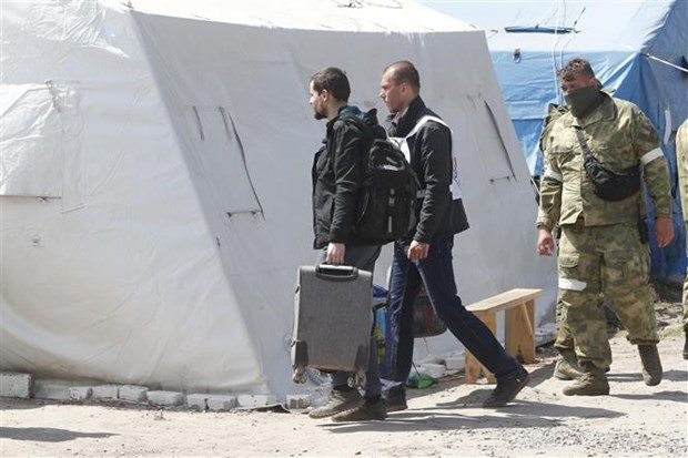 Người dân sơ tán khỏi nhà máy thép Azovstal ở thành phố Mariupol, Ukraine hồi tháng 5. (Ảnh: THX/TTXVN)