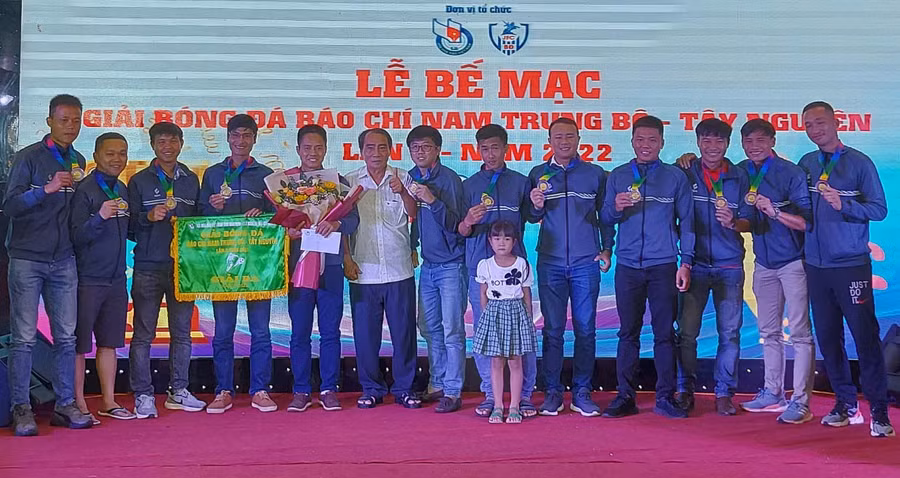 Đội bóng đá Hội Nhà báo tỉnh Gia Lai nhận huy chương đồng tại giải đấu. Ảnh: Thiên Di