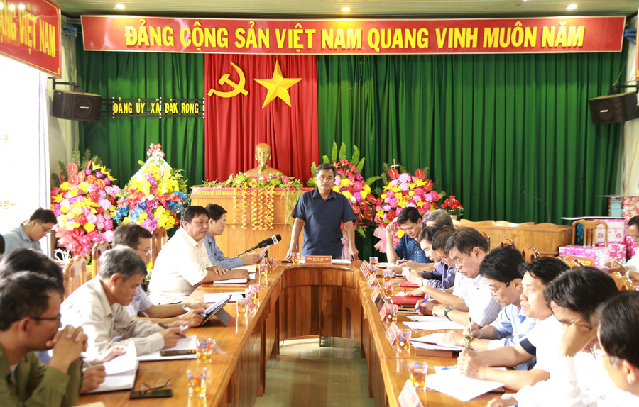 Quang cảnh buổi làm việc giữa đoàn công tác của tỉnh với hệ thống chính trị xã Đak Rong, huyện Kbang. Ảnh: Tấn Linh Quang cảnh buổi làm việc. Ảnh: Tấn Linh