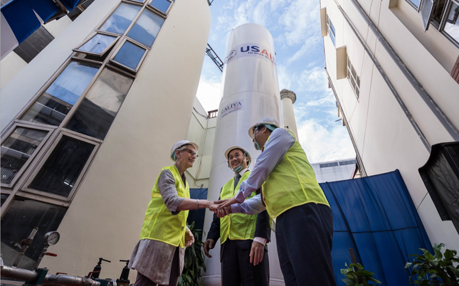 Bà Sherman thăm Bệnh viện Bạch Mai để dự lễ khởi động dự án lắp đặt hệ thống oxy hoá lỏng do USAID tài trợ. (Ảnh: ĐSQ Mỹ) Bà Sherman thăm Bệnh viện Bạch Mai để dự lễ khởi động dự án lắp đặt hệ thống oxy hoá lỏng do USAID tài trợ. (Ảnh: ĐSQ Mỹ)