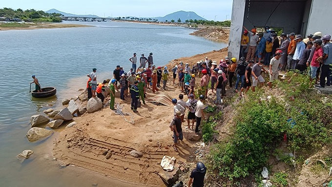 Rất đông người dân hiếu kỳ đến hiện trường phát hiện thi thể nam thanh niên dưới chân cầu Hiền Lương. Ảnh: H.A