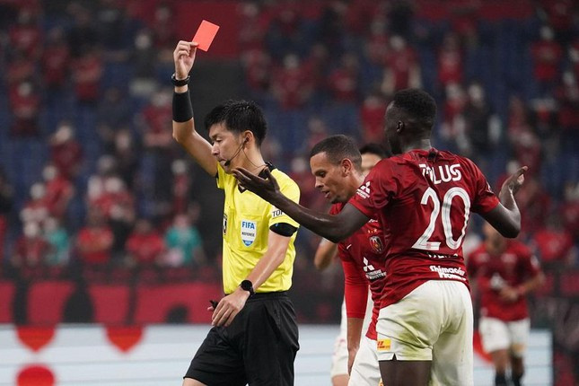 Trọng tài Araki từng làm việc ở Trung Quốc và Ba Lan. Trọng tài Araki từng làm việc ở Trung Quốc và Ba Lan.