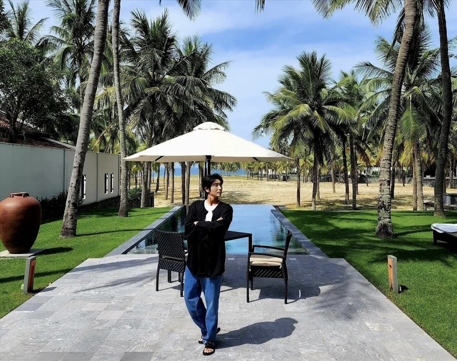 Nam tài tử Lee Jun Ki thích thú với cảnh sắc tại Đà Nẵng. Ảnh: Instagram