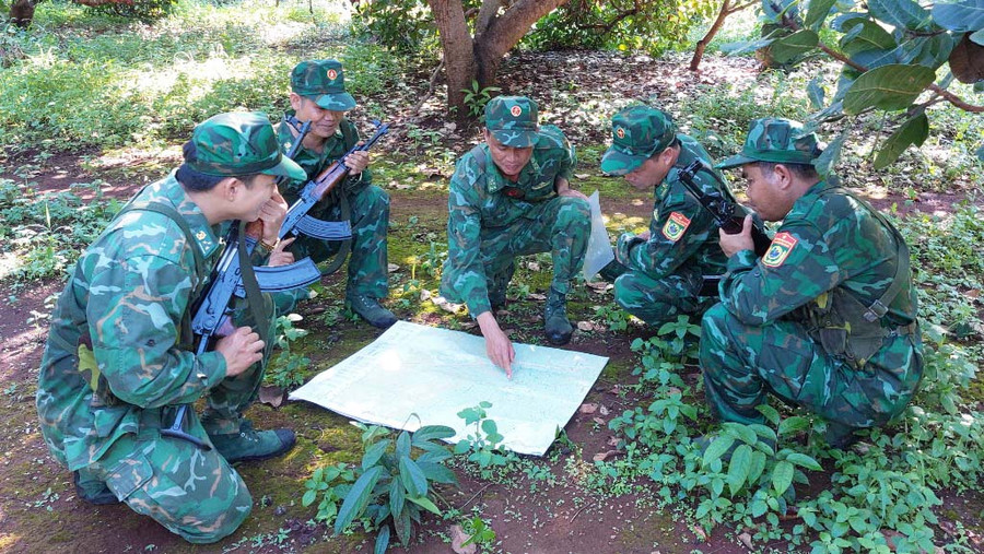 Tuổi trẻ Bộ đội Biên phòng tỉnh kiểm tra bản đồ trước lực tuần tra. Ảnh: Vĩnh Hoàng