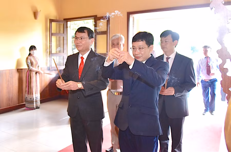 Bí thư Thành ủy Pleiku Trịnh Duy Thuân (phía trước, bìa trái) và Bí thư Thành ủy Tuy Hòa Huỳnh Lữ Tân (phía trước, bìa phải) thành kính dâng hương tưởng niệm Chủ tịch Hồ Chí Minh. Ảnh: Đức Thụy Bí thư Thành ủy Pleiku Trịnh Duy Thuân (phía trước, bên trái) và Bí thư Thành ủy Tuy Hòa Huỳnh Lữ Tân (phía trước, bên phải) thành kính dâng hương tưởng niệm Chủ tịch Hồ Chí Minh. Ảnh: Đức Thụy