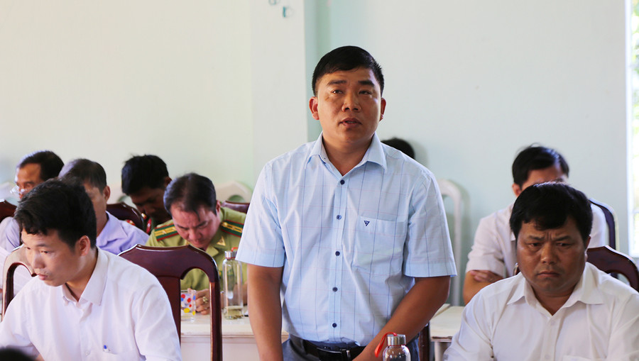 Chủ tịch UBND xã Kon Pne Dương Quốc Điệp báo cáo với đoàn công tác những kết quả đạt được của địa phương trong phát triển kinh tế-xã hội thời gian qua. Ảnh: Tấn Linh